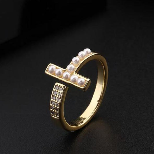 Nail-shaped pearl row ring